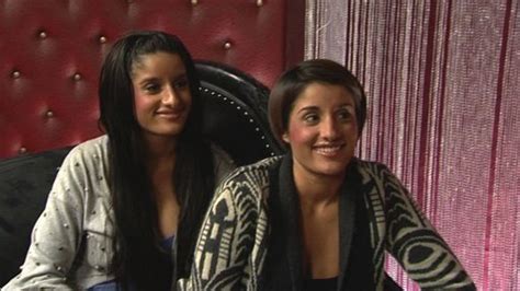 Indian Twins Preeti and Priya Young Naughty Changing Room。